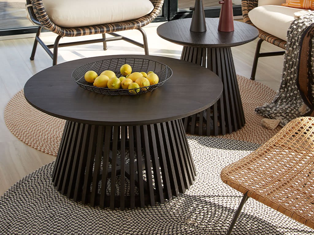 mesa-centro-redonda-madera-negra-interior.jpg
