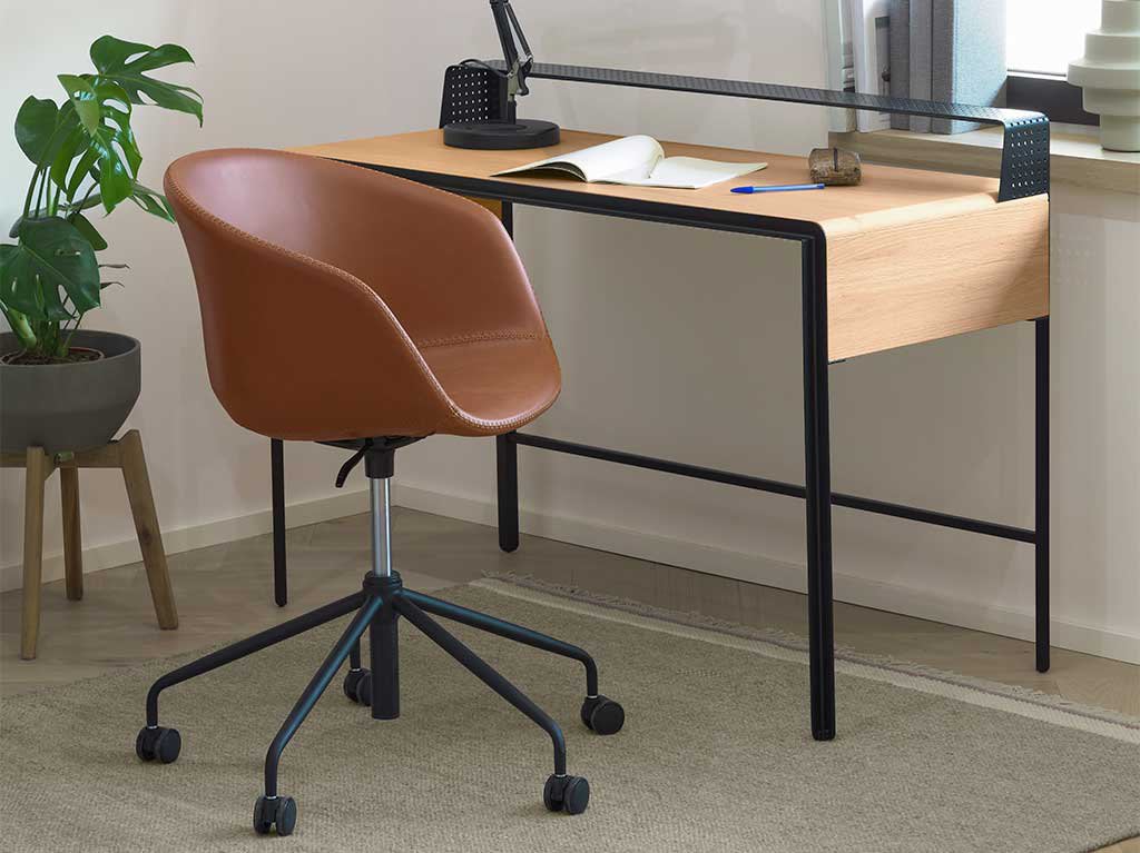 silla-escritorio-tapizada-piel-marron-camel-ruedas.jpg