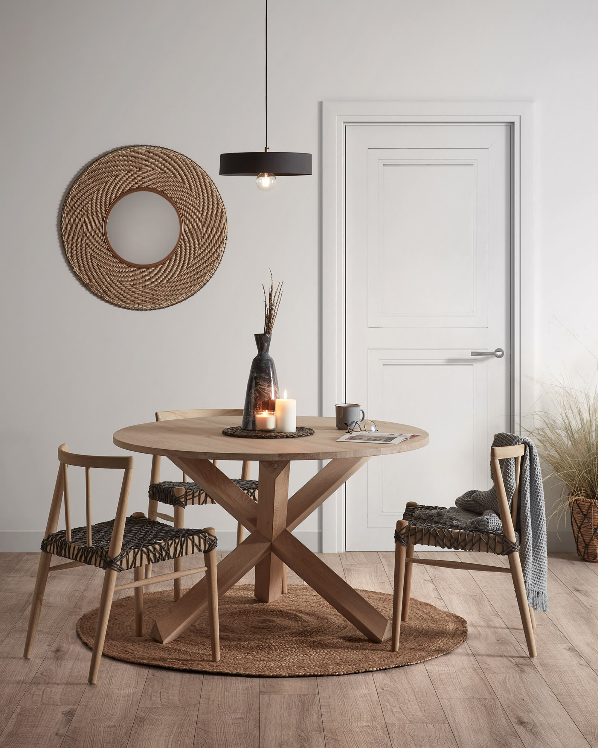Sitcom kamp Il Lotus wood table in solid oak Ø 120 cm | Kave Home