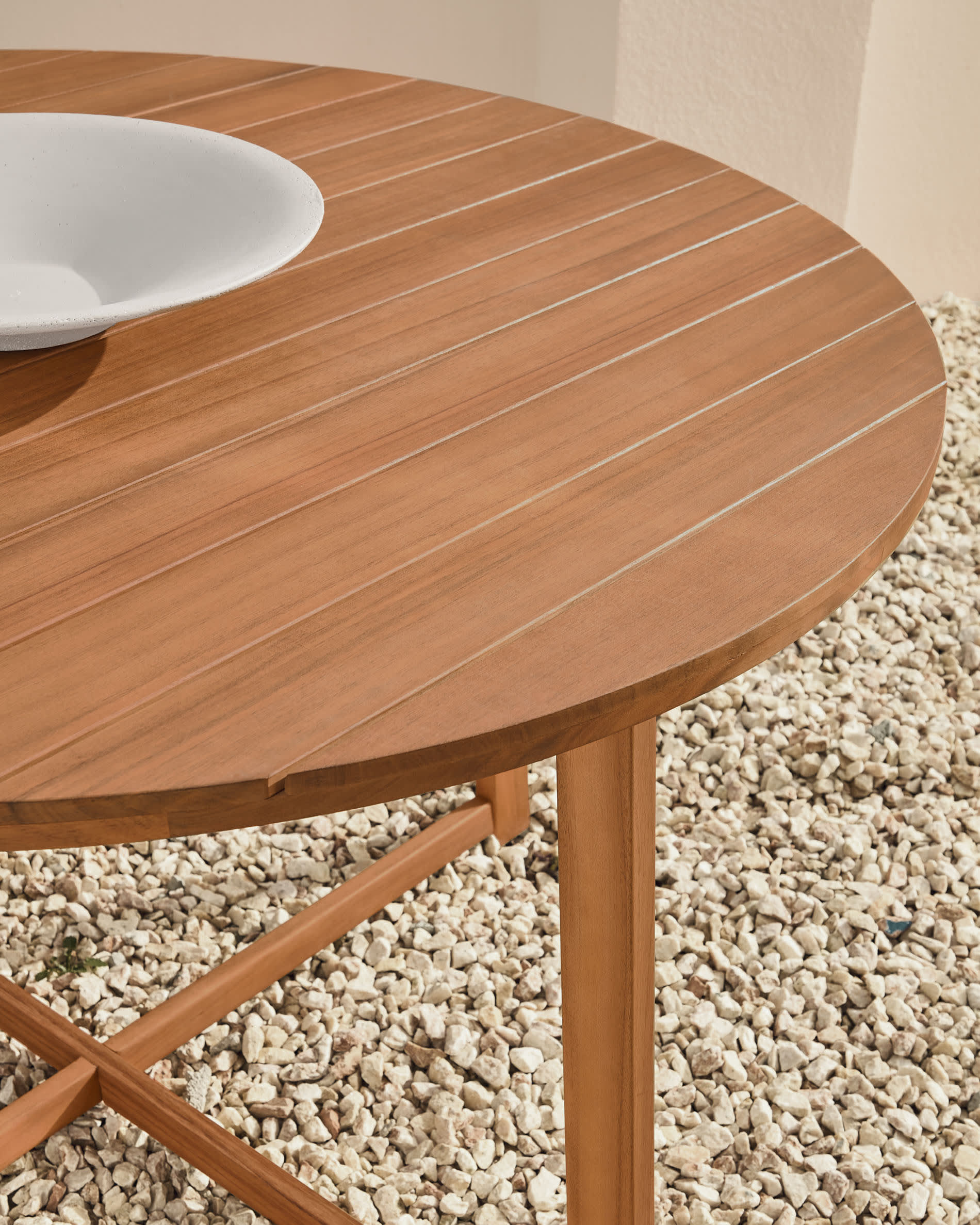 Round acacia store outdoor dining table