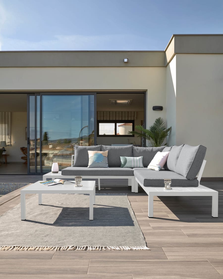 Set de exterior Duka de sofá rinconero 5 plazas y mesa de aluminio blanco |  Kave Home