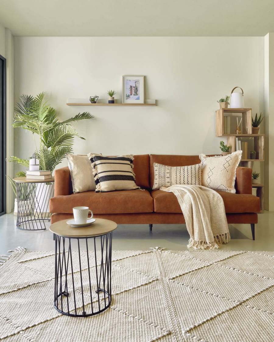 modern Leben Zimmer mit Leder Sofa und Dekoration im warm Beige