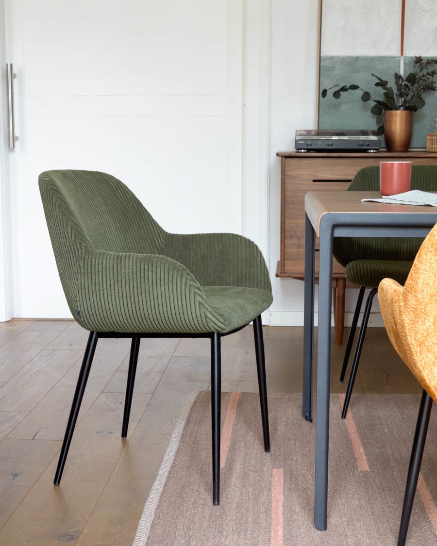 Konna Stuhl aus dunkelgrünem breitem Cord mit schwarz lackierten  Stahlbeinen | Kave Home