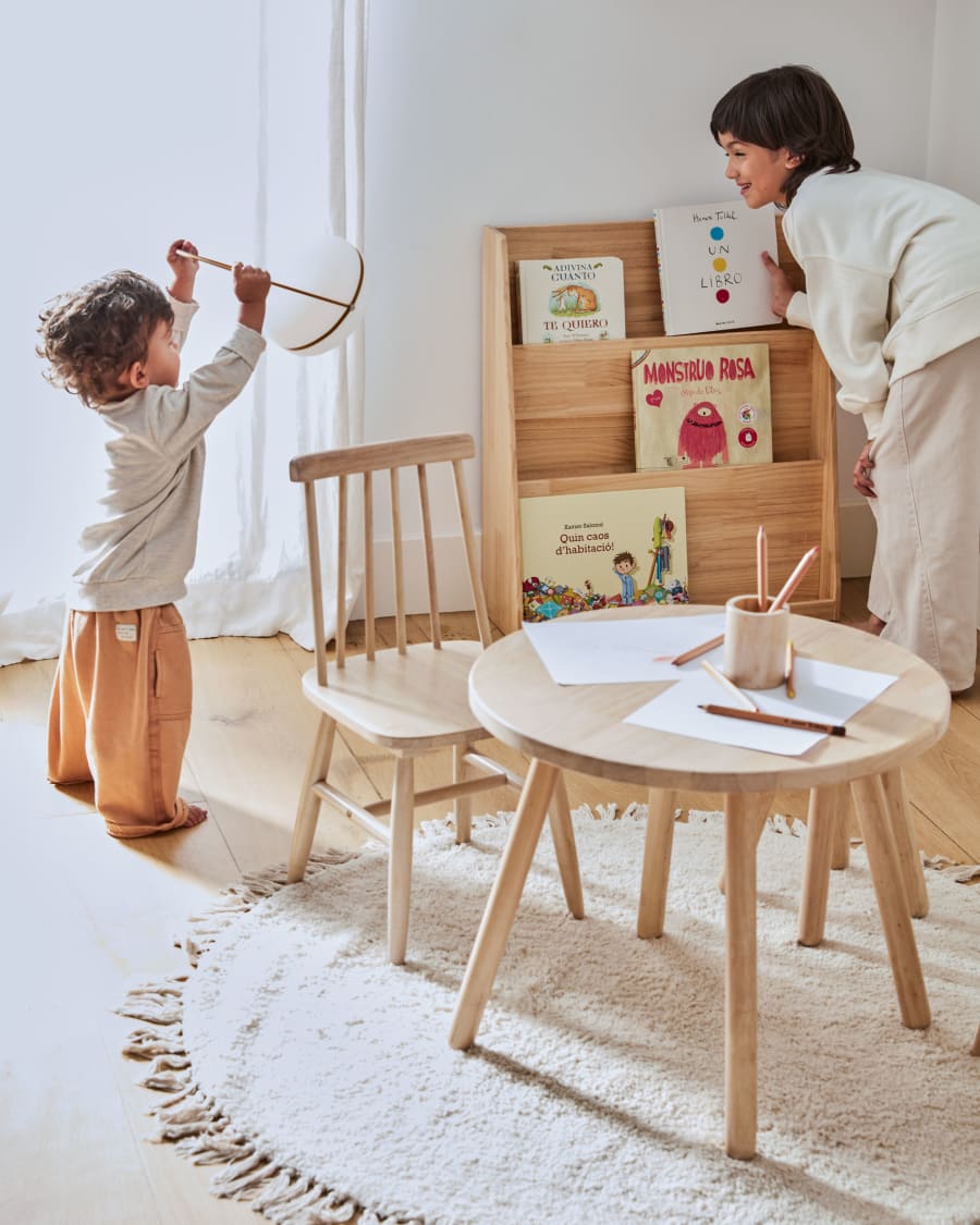 borduurwerk pols steek Ronde kindertafel Dilcia in massief rubberhout Ø 55 cm | Kave Home