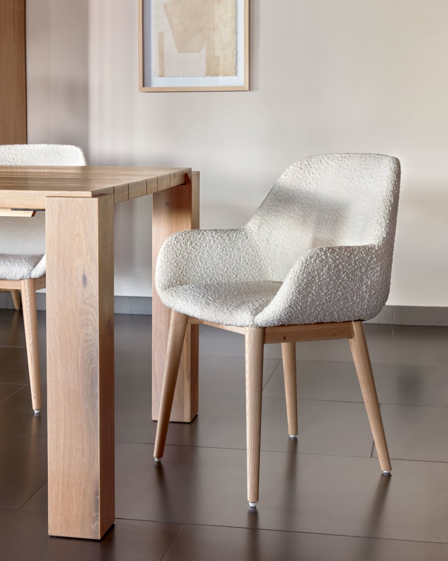 Konna Stuhl mit Bouclé-Bezug weiß Beine aus massivem Eschenholz mit  natürlichem Finish | Kave Home® | Stühle