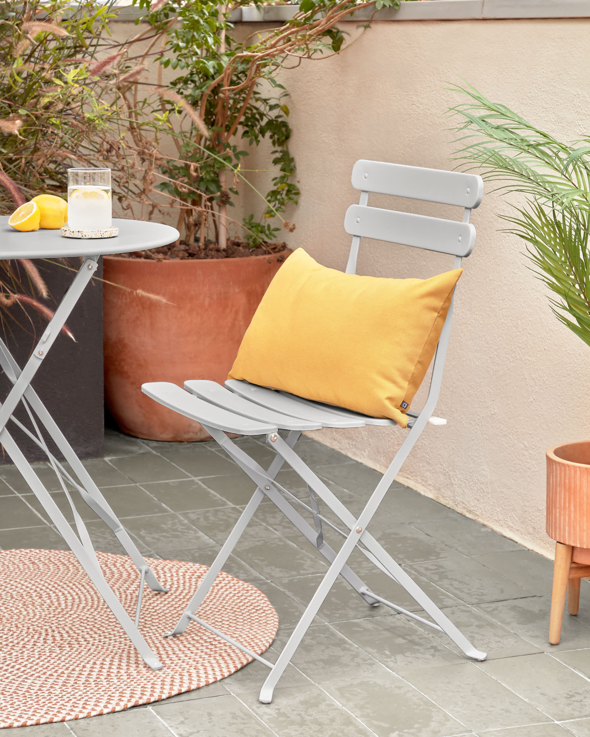 Beryl outdoor set of table and 2 folding chairs in light grey