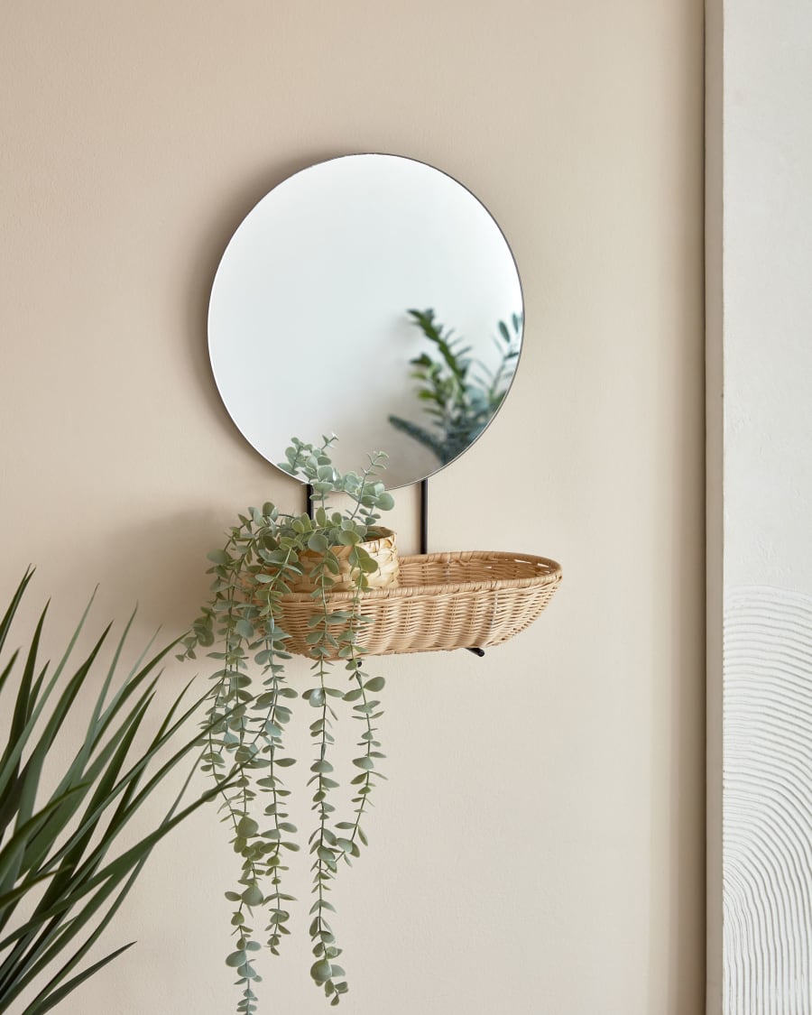 Espejo de pared pequeño Ebian con estante de ratán con acabado natural 35 x  16 cm | Kave Home