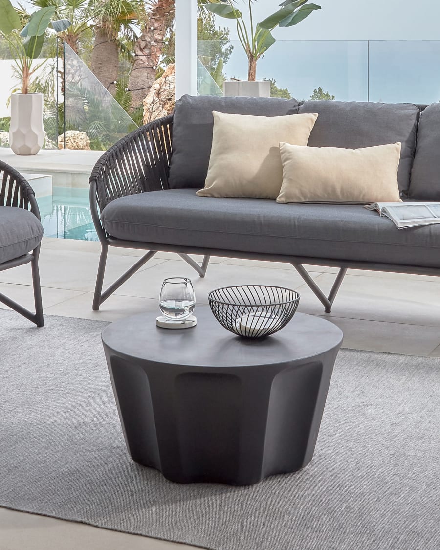 Helm jaloezie Migratie Vilandra ronde salontafel voor buiten gemaakt van beton met zwarte  afwerking Ø 60 cm | Kave Home