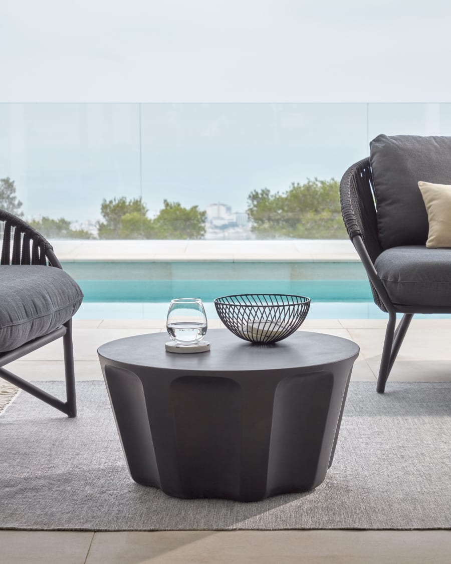 sensatie credit radar Vilandra ronde salontafel voor buiten gemaakt van beton met zwarte  afwerking Ø 60 cm | Kave Home