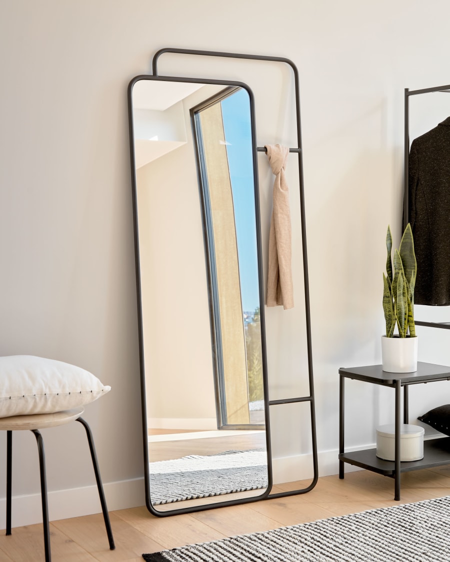 Dierentuin s nachts Tentakel de eerste Rivka staande spiegel met metalen hangers in zwart 70 x 160 cm | Kave Home