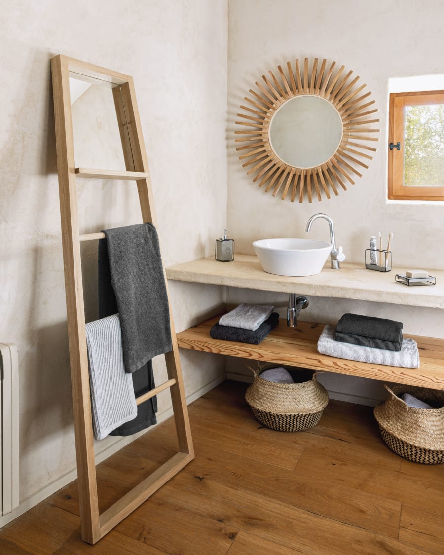 Toallero con espejo Fiavina de madera maciza de caoba 55 x 180 cm | Kave  Home