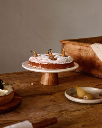 Plato para tarta Cinderella de mármol blanco y madera de acacia