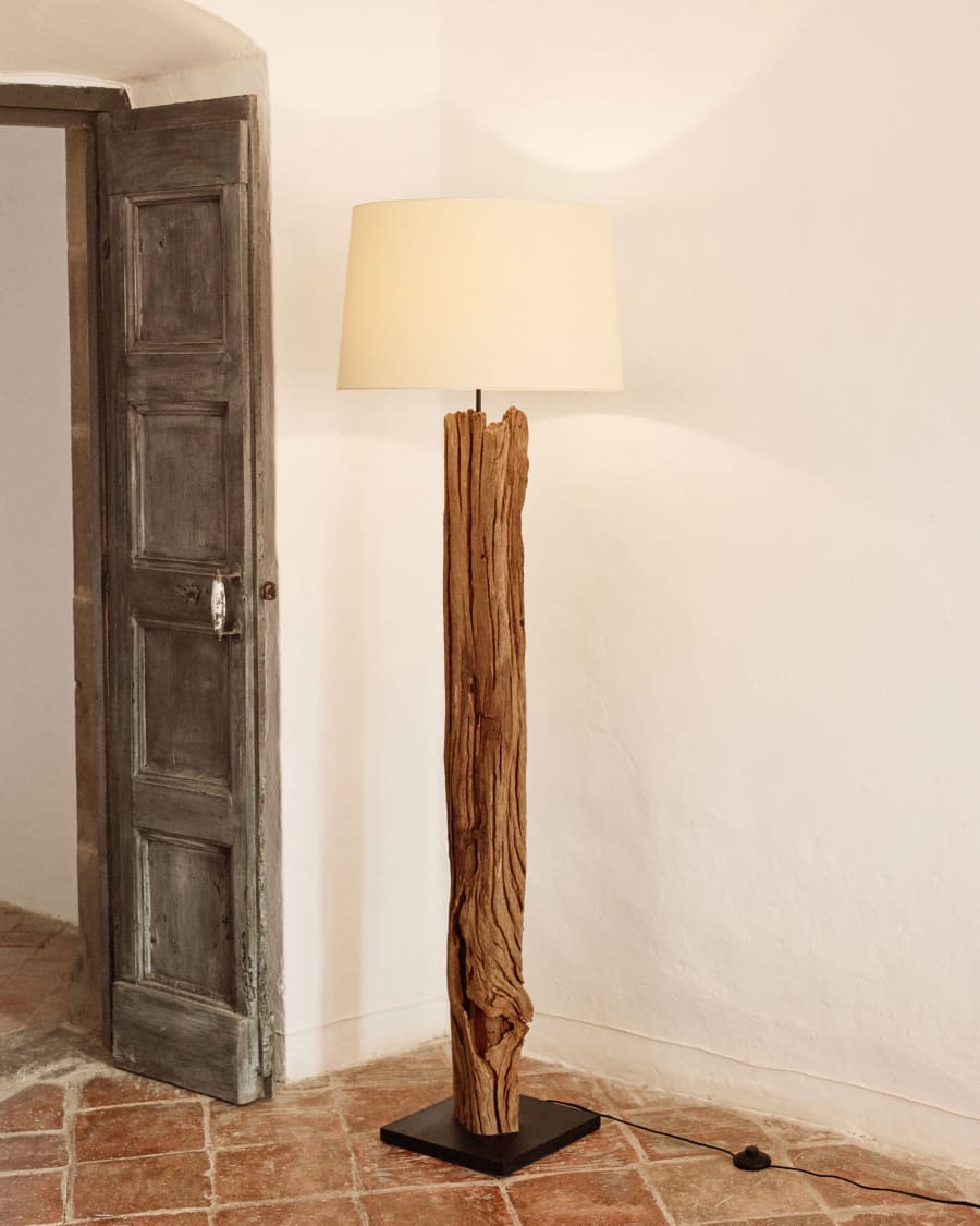 verdediging Beschikbaar Cadeau Powell vloerlamp gemaakt van gerecycled hout | Kave Home