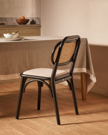 Krzesło Doriane z litego drewna wiązowego lakierowanego na czarno z siedziskiem z tkaniny