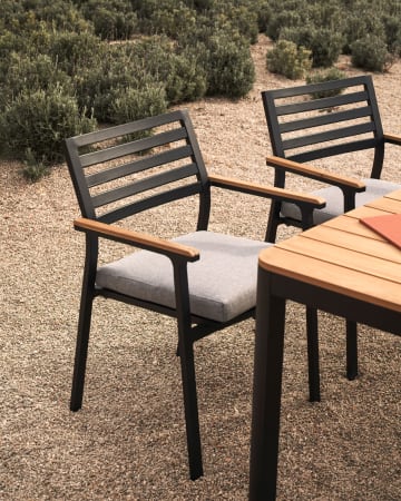 Krzesło ogrodowe sztaplowane Bona aluminiowe z czarnym wykończeniem i podłokietnikami z litego drewna tekowego