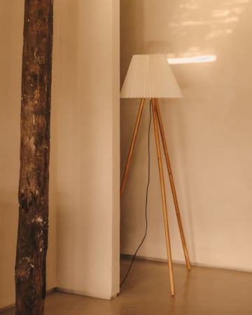 Lampa podłogowa Benicarlo z drewna kauczukowego w kolorze naturalnym i beżowym