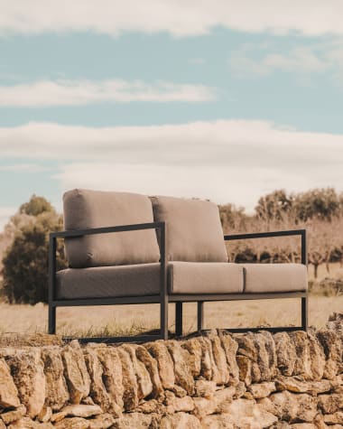 Sofa 2-osobowa Comova 100% ogrodowa w kolorze ciemnoszarym i czarnym z aluminium 150 cm