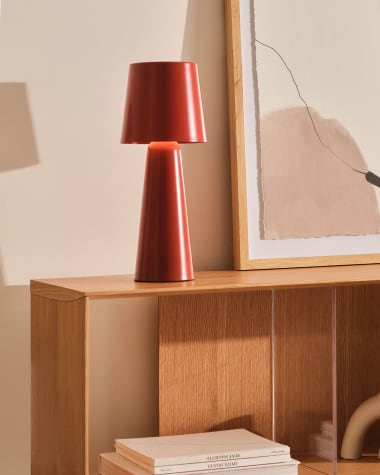 Lampe de table grand format Arenys en métal peint rouge