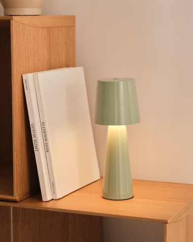 Lampe de table petit format Arenys en métal peint turquoise prise