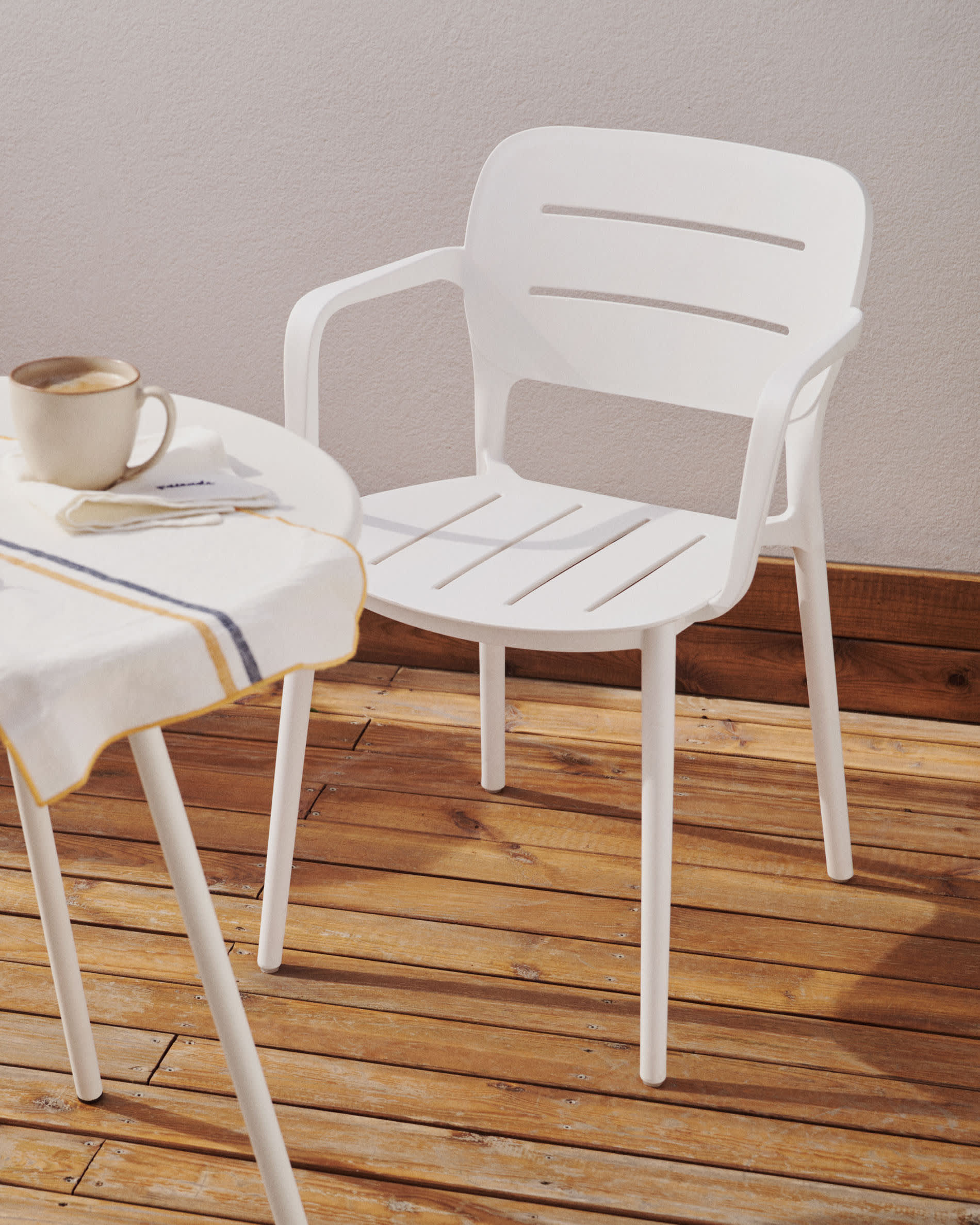 White stackable online chairs