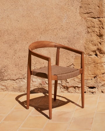 Krzesło sztaplowane Ydalia z litego drewna tekowego z naturalnym wykończeniem i beżową liną