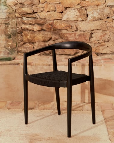 Krzesło sztaplowane Ydalia z litego drewna tekowego z czarnym wykończeniem i czarną liną