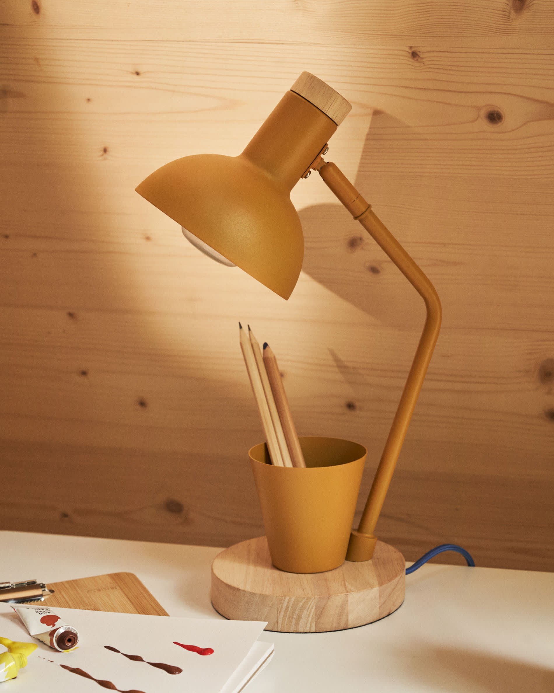 Katia Schreibtischlampe aus Holz und senffarbenem Metall | Kave Home