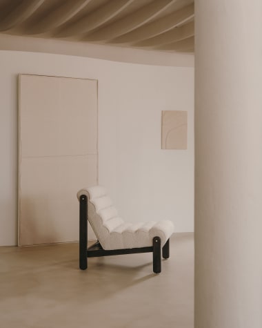 Magira-fauteuil met witte bouclé stof en massief eikenhout met donkere afwerking