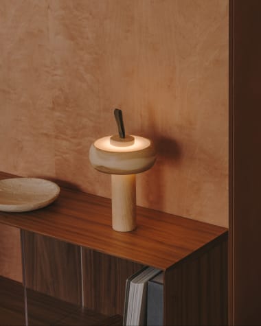 Lámpara de mesa portátil Luba de madera maciza de fresno y asa de algodón verde