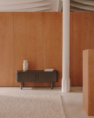 Mailen-tv-meubel met 2 deuren van essenfineer met een donkere afwerking 120 x 50 cm