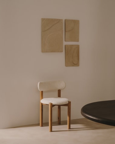 Nebai Stuhl aus weißem Bouclé und massivem Eichenholz mit natürlichem Finish