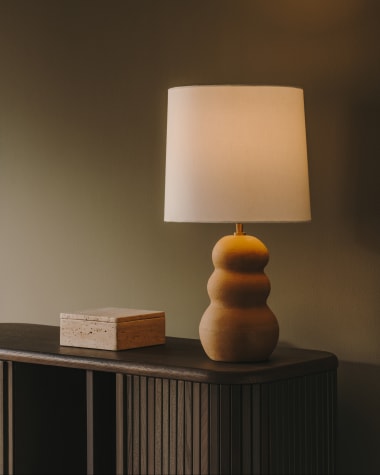 Lampa stołowa Madsen z terakoty z białym abażurem
