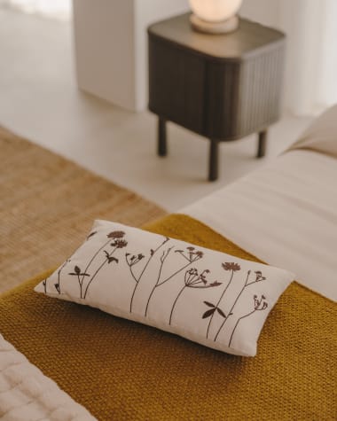 Poszewka na poduszkę Teresita, ze 100% białej bawełny z brązowy kwiatowym haftem 30 x 50 cm