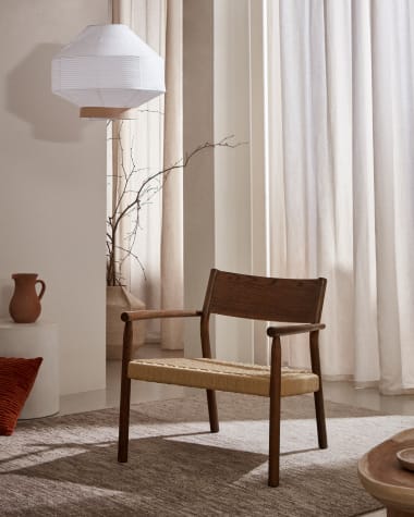 Fotel Yalia z litego drewna dębowego z wykończeniem z orzecha włoskiego i siedziskiem z liny papierowej 100% FSC