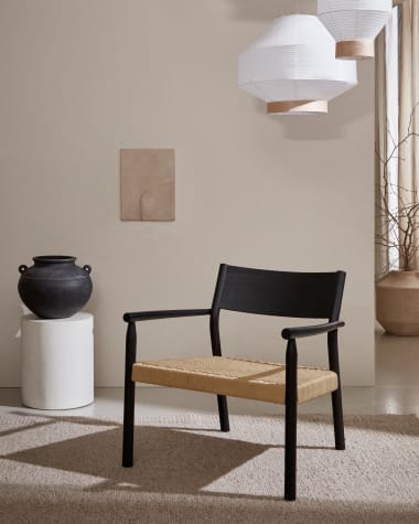 Fotel Yalia z litego drewna dębowego z czarnym wykończeniem i siedziskiem z papierowej liny 100% FSC