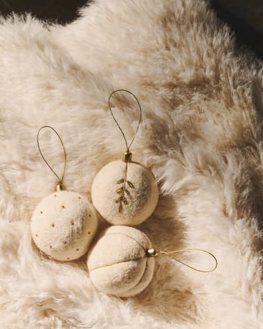Set Breshi de 3 bolas de pendurar decorativas grandes branco e detalhes dourados