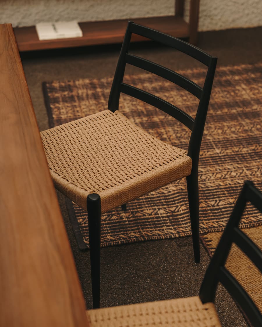 Sillas de estructura de negra con asiento tapizada y patas de madera  acabado natural