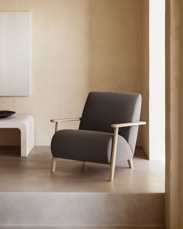Fauteuil Meghan noir et pieds en bois massif frêne finition naturelle