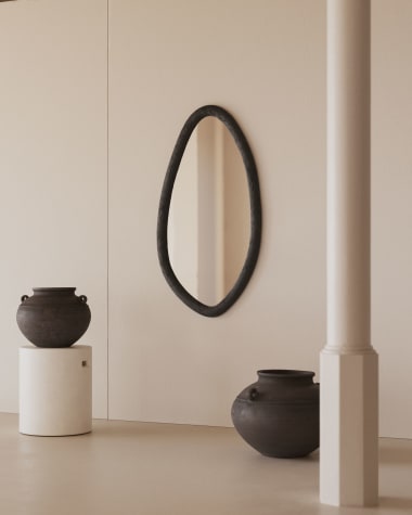 Magrit Spiegel aus massivem Mungur-Holz mit schwarzem Finish Ø 60 x 110 cm