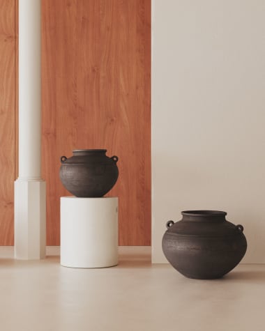 Mesut Vase aus Terrakotta in Schwarz 38,5 cm