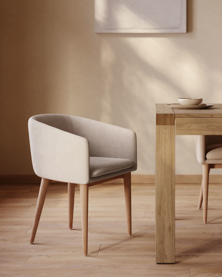 Harlan Stuhl aus beiger Chenille mit Beinen aus massiver Esche | Kave Home