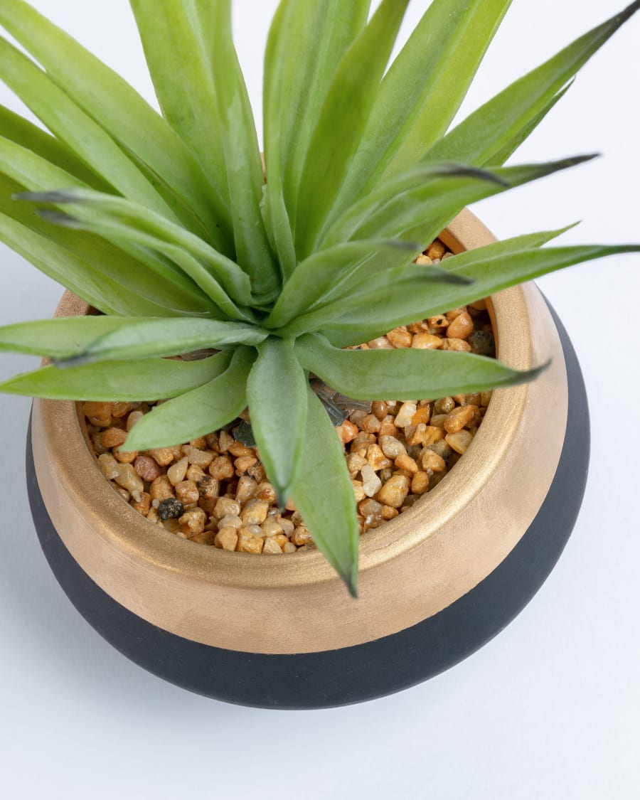 Petite plante artificielle Palmera en pot en céramique noir et doré | Kave  Home