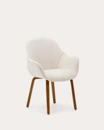 Καρέκλα Aleli από λευκό δέρμα προβάτου και πόδια σε μασίφ ξύλο δρυός σε φινίρισμα καρυδιάς