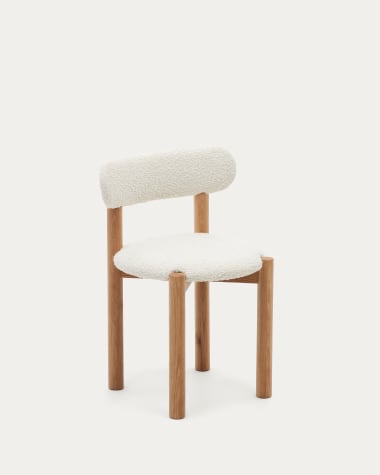 Krzesło Nebai z białej owczej skóry i konstrukcji z litego drewna dębowego z naturalnym wykończeniem