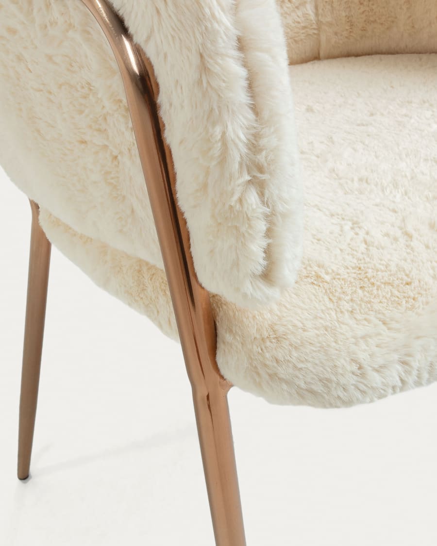 Runnie Stuhl aus weißem Fell mit kupferfarbenen Stahlbeinen