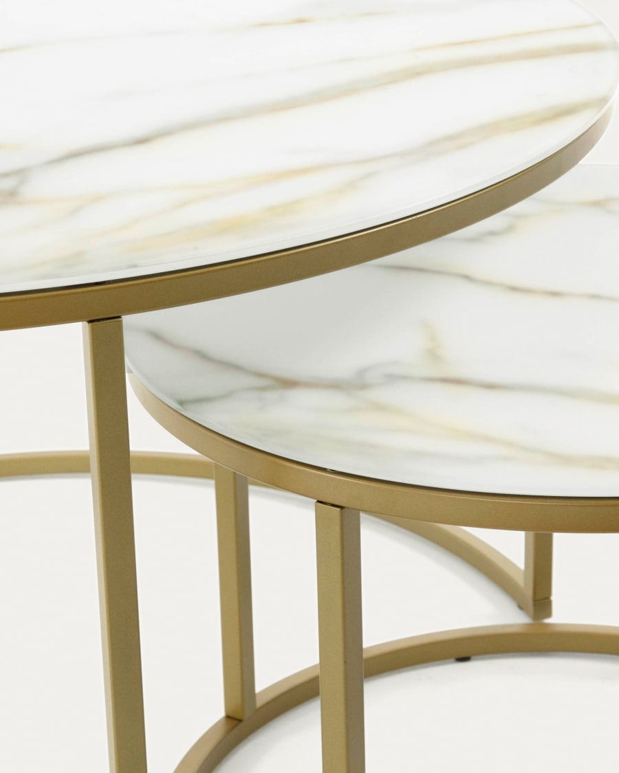 Markeer Plaatsen engineering Leonor set van 2 bijzettafels in wit glas en stalen frame in goudkleur Ø 80  cm/Ø 50 cm | Kave Home