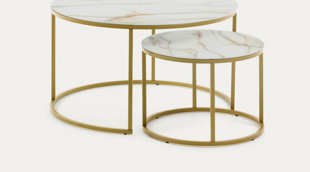 Set Leonor de 2 mesas auxiliares de cristal blanco y acero acabado dorado Ø  80 cm/Ø 50 cm