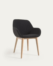 Καρέκλα Konna, μαύρο ύφασμα fleece και πόδια σε μασίφ ξύλο οξυάς σε φυσικό φινίρισμα