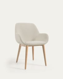 Καρέκλα Konna, λευκό ύφασμα fleece και πόδια σε μασίφ ξύλο οξυάς σε φυσικό φινίρισμα