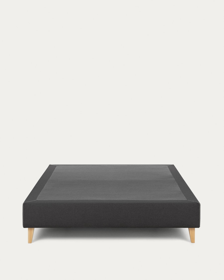 evenwicht Inhalen Inspireren Nikos hoge bedbodem in zwart met massief beukenhouten poten voor een matras  van 140 x 190 cm | Kave Home